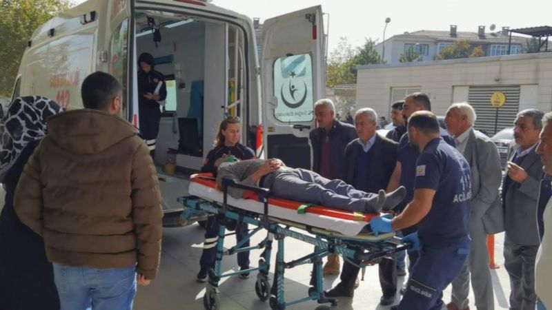 Bursa'da traktör devrildi, 3 kişi yaralandı