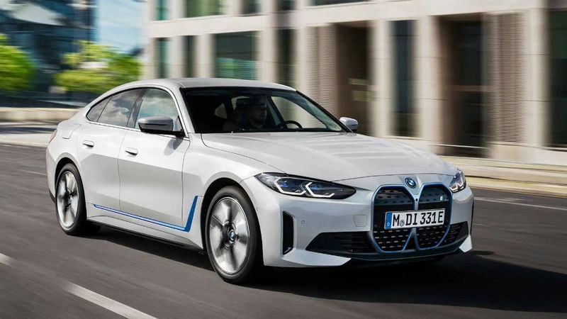 BMW, araç çizildiğinde sürücüyü uyaracak