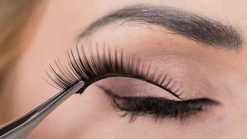 Kör olmaya kadar gidebiliyor! Takma kirpiği böyle takıyorsanız dikkat: Zararları şaşırtıyor