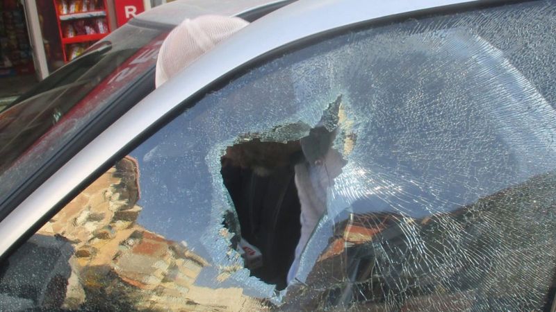 Bursa'da otomobile sinirlenip camına yumruk attı
