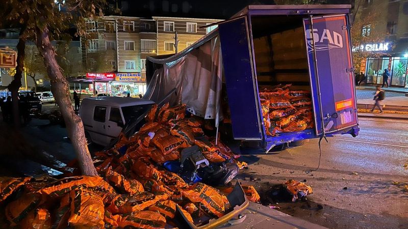 Ankara’da freni boşalan tır park halindeki araçlara çarptı
