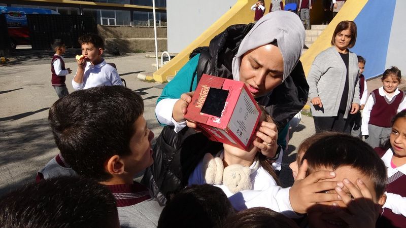 Hakkari'de öğrenciler karton kutu düzeneğinden güneş tutulmasını izledi