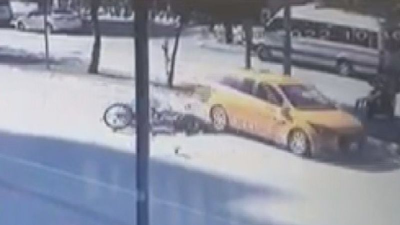 Adana'da ticari taksi bisikletliye çarptı