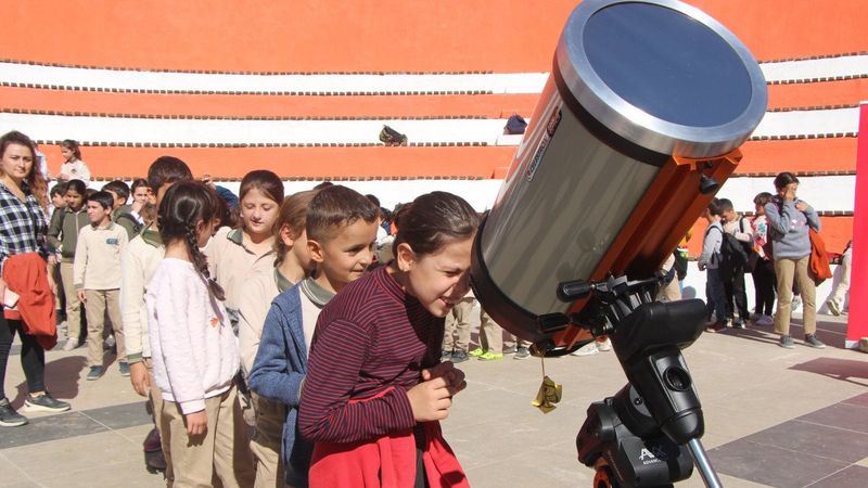 Şırnaklı öğrenciler teleskopla güneş tutulmasını izledi