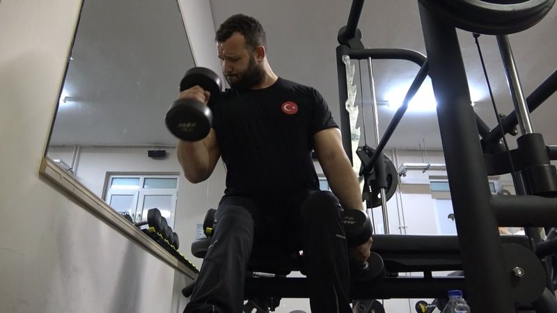 Milli sporcu Uğur Yumuk, yüzmeden sonra halterde de iddialı