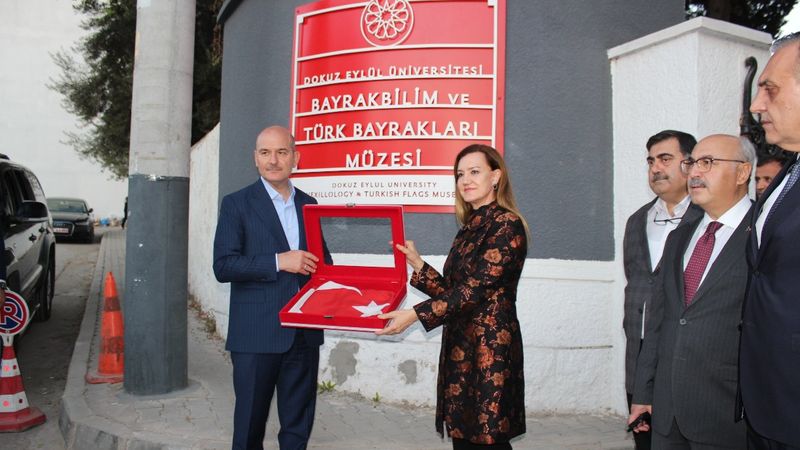 Süleyman Soylu'ya Türk bayrağı hediyesi
