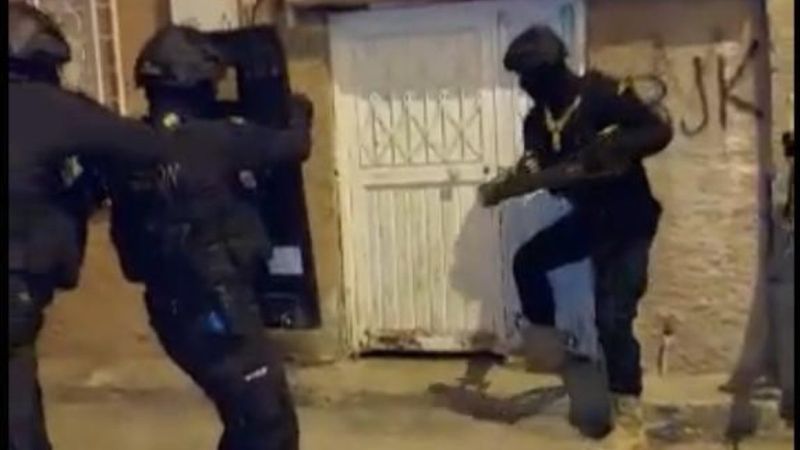 Adana'da suç örgütü baskınında, 26 kişi gözaltına alındı