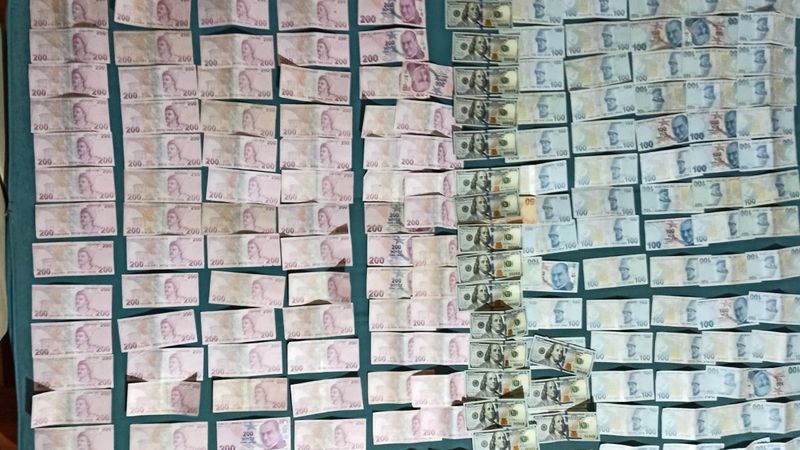 Adana'da, FETÖ'nün hücre evlerinden servet çıktı