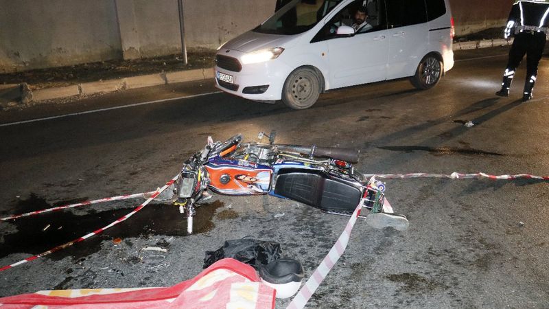 Adana'da motosiklet ile kamyon kaza yaptı: 1 ölü, 1 yaralı
