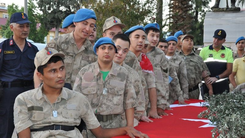 Mersin'de engelli gençler bir günlük asker oldu