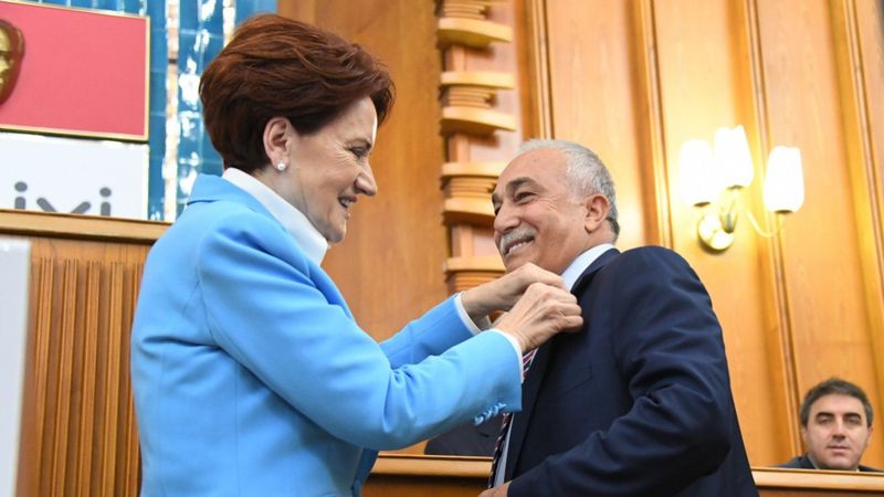 Meral Akşener, Ahmet Eşref Fakıbaba'ya rozetini taktı