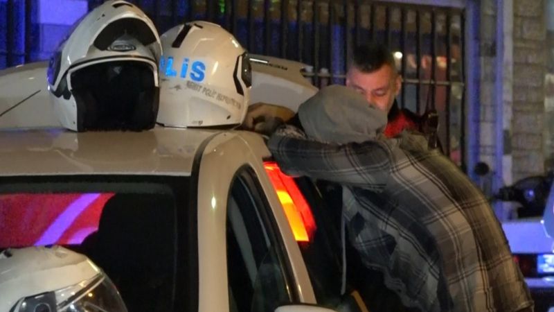 Bursa'da polisten kaçan 2 şahıs yola uyuşturucu saçtı