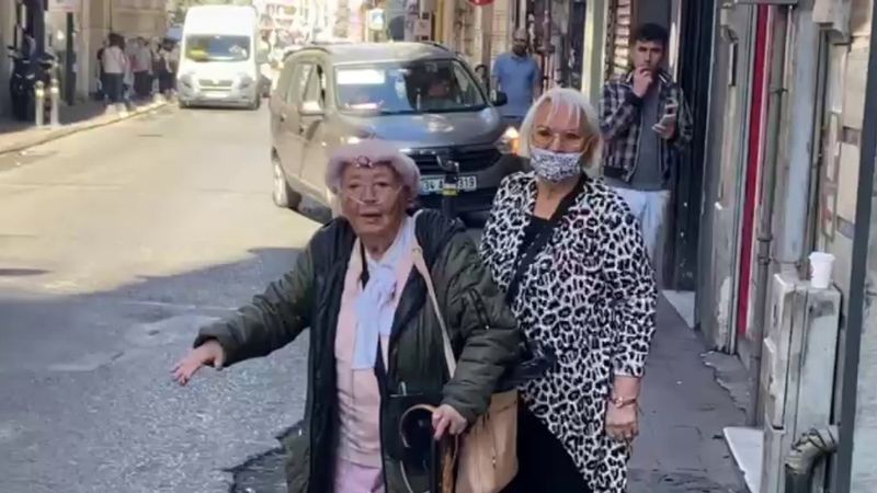 Beyoğlu'nda yolcu seçen taksiciler 2 yaşlı kadını almadı