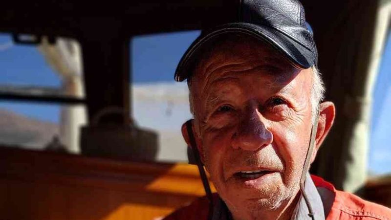 Muğla'da 40 yıldır tuttuğu balıkları not alıyor