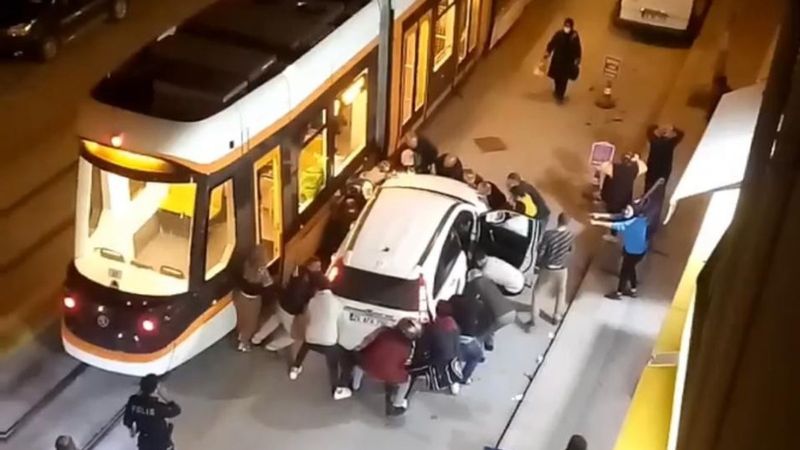 Eskişehir'de sıkışan vatandaş için cipi kucaklayarak kaldırdılar