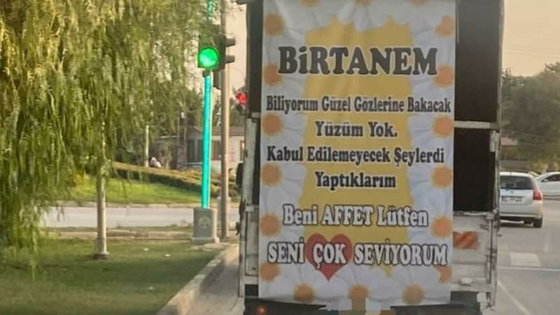 Adana'da kamyonet arkası pankartla özür
