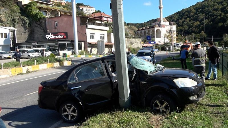 Zonguldak'ta yola yağ dökülünce araç kaza yaptı, 2 kişi yaralandı