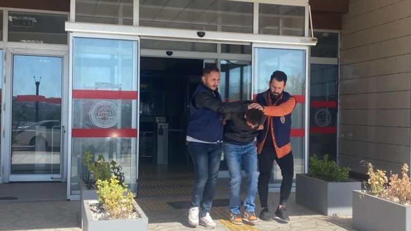 İzmir'de polisten kaçmak için balkondan atlayıp kaza yaptılar
