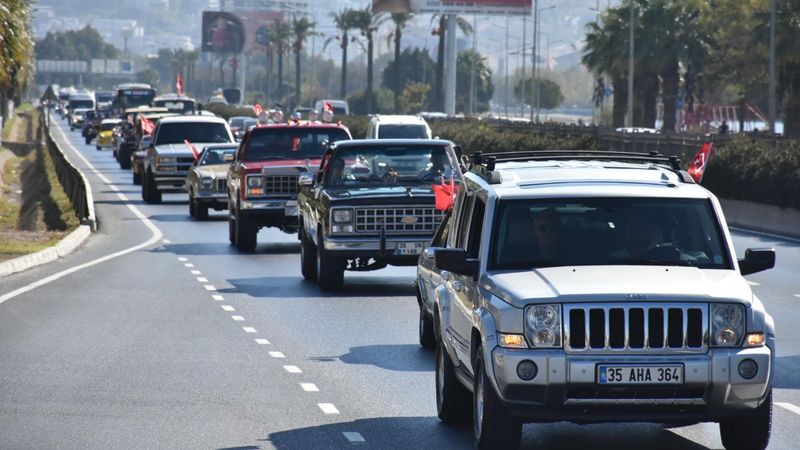 İzmir'de klasik otomobillerle 29 Ekim korteji