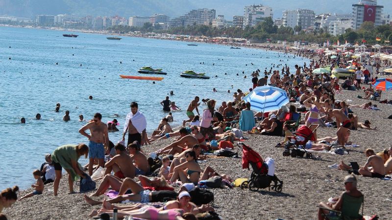 Antalya'da Kasım ayında bitmeyen yaz yoğunluğu