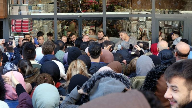 Sivas'ta yeni mağaza izdihamını polis ayırdı