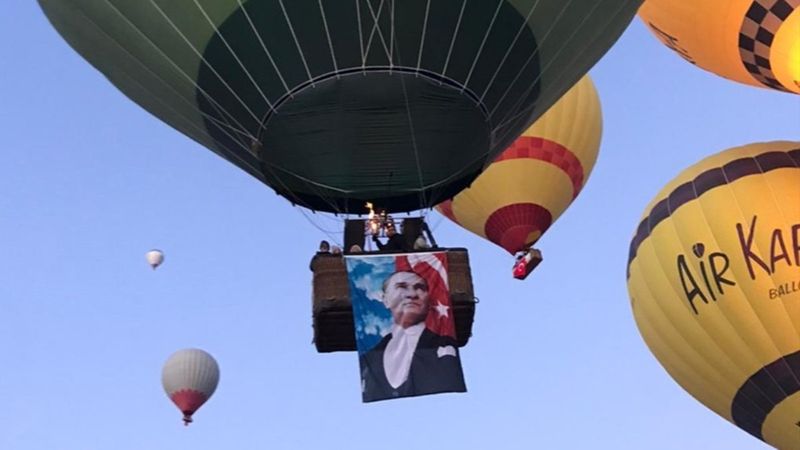 Kapadokya'da balonlar Türk bayrakları ve Atatürk posterleriyle uçtu