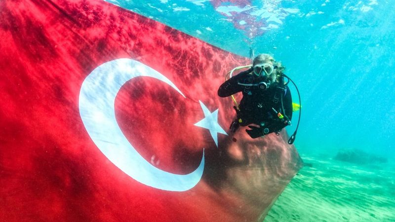 Mersin'de dalgıçlar, su altında Türk bayrağı açtı