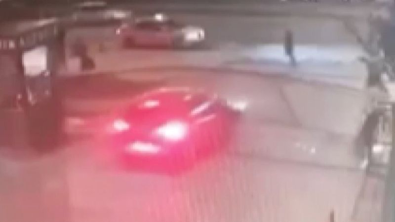 Beylikdüzü’nde otomobil, sürgülü kapıya vurdu: 3 yaralı