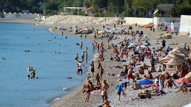 Antalya ve Bodrum'da sahiller doldu