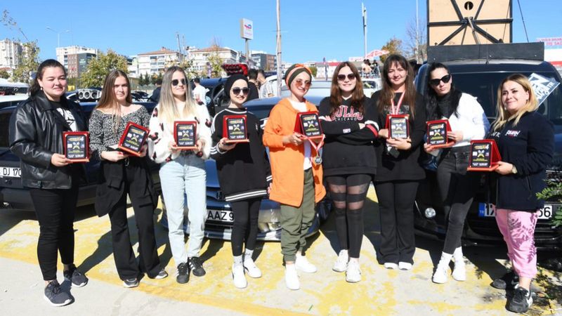 Çorlu'da 25'i kadın 1800 modifiyeli araç tutkunu buluştu