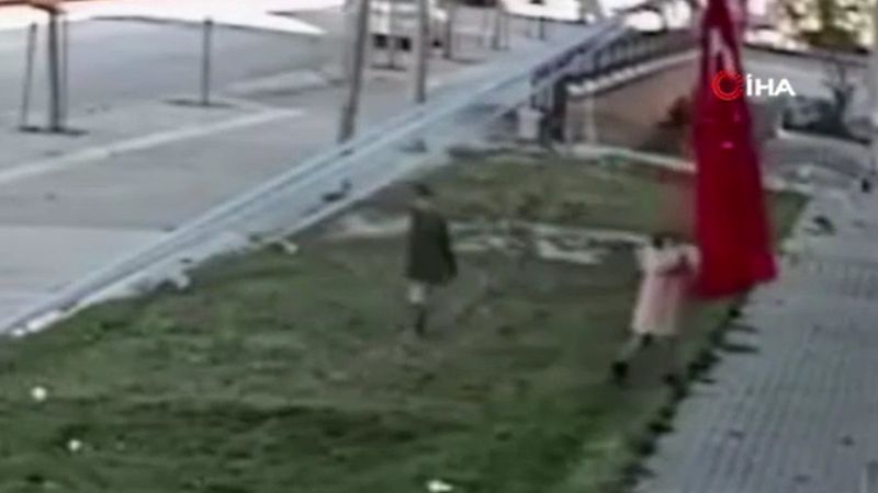 Erzurum'da iki küçük çocuk Türk bayrağını öptü