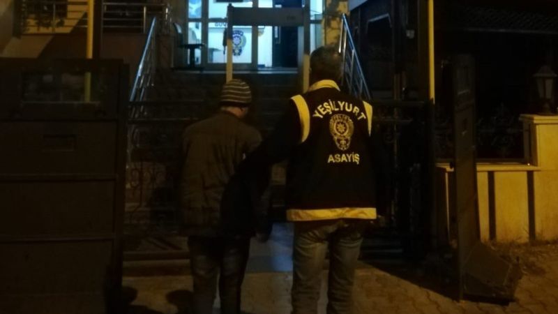 Malatya'da bir baba bebeğini parka bıraktı