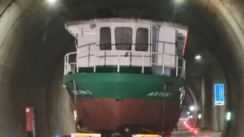 Artvin'de tünel içinden tekne geçti