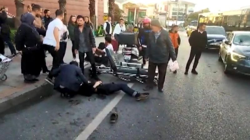 Üsküdar'da 2 yayaya otomobil çarptı
