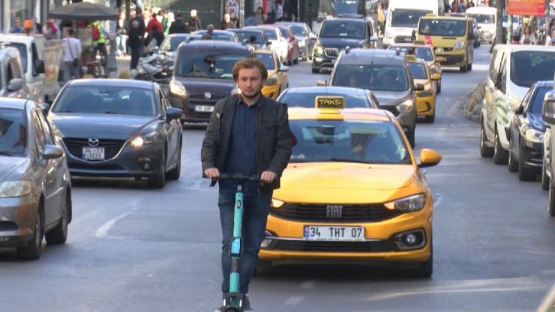İstanbullu gençler skuter kullanmaktan vazgeçmiyor