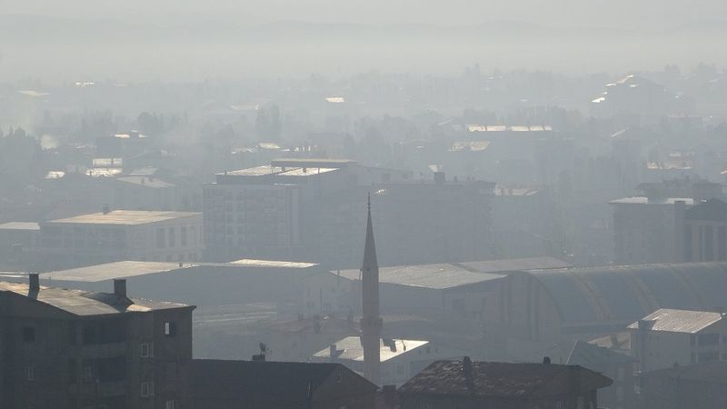 Hakkari'de sis yüzünden göz gözü görmüyor