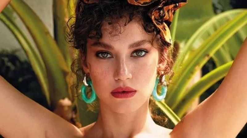 Melisa Şenolsun'dan iddialı pozlar! Derin dekolteli elbisesiyle büyük beğeni topladı