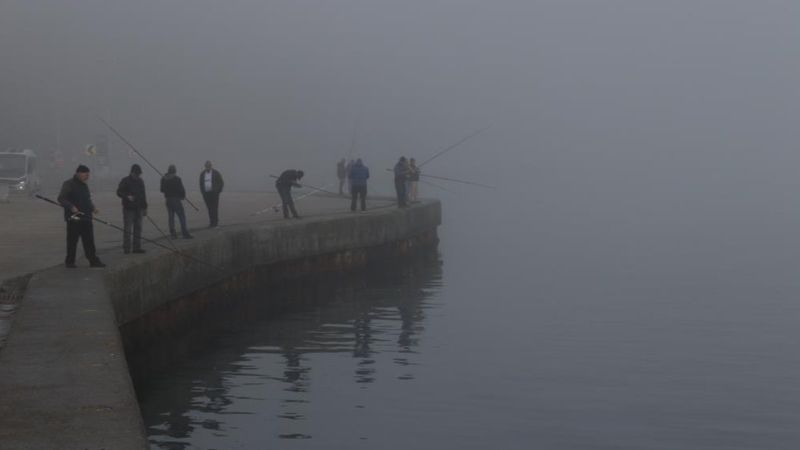 İstanbullu olta balıkçıları sisli havada balık tuttu