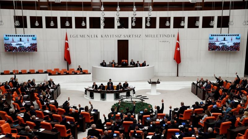 AK Parti başörtüsüne yönelik Anayasa değişiklik teklifini MHP ile paylaştı