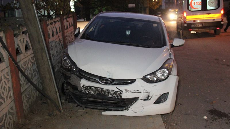 Kocaeli'de otomobil, direğe çarparak durabildi