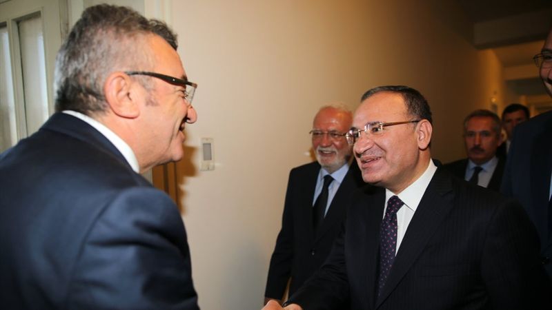 AK Parti'den Anayasa değişikliği için muhalefet turu