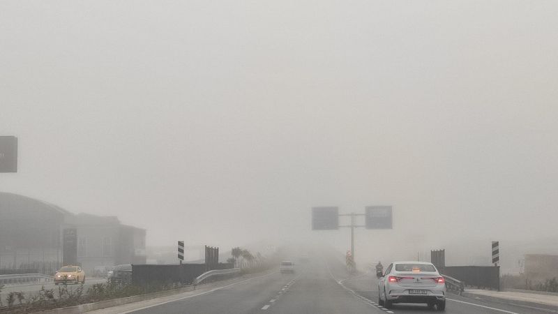 Balıkesir'de sis trafikte araçlara zor anlar yaşattı