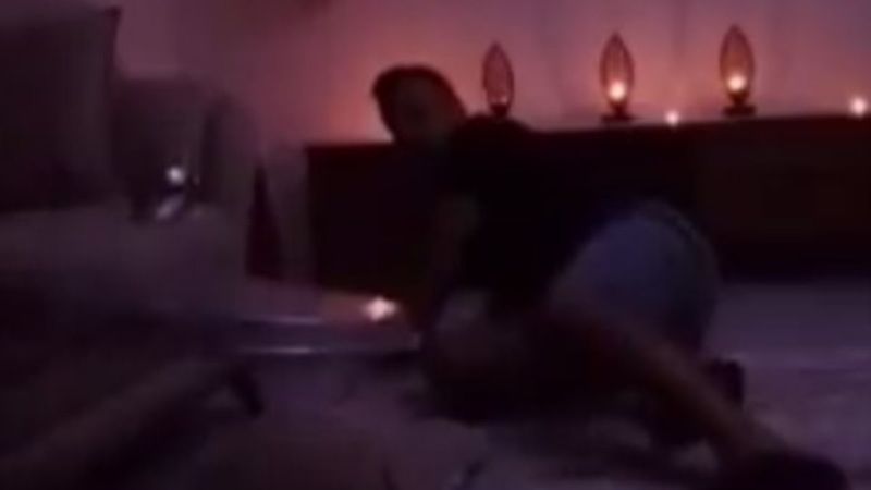 Korku filmi izleyen adama yapılan şaka güldürdü