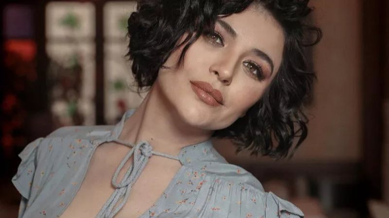 Gonca Vuslateri traktör pozlarıyla olay oldu! Pantolunu düşmesin diye yapmadığı kalmadı...