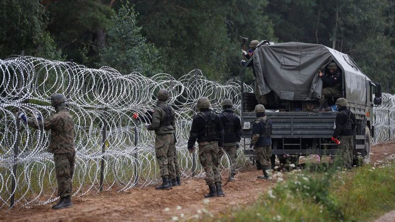Polonya, Kaliningrad sınırına jiletli tel çekmeye başladı
