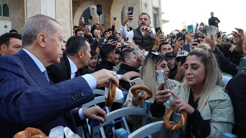 Cumhurbaşkanı Erdoğan, cuma namazı sonrası simit dağıttı