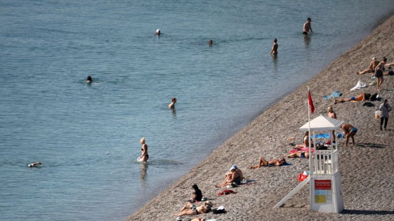 Antalya'da denize girilmeye devam ediyor