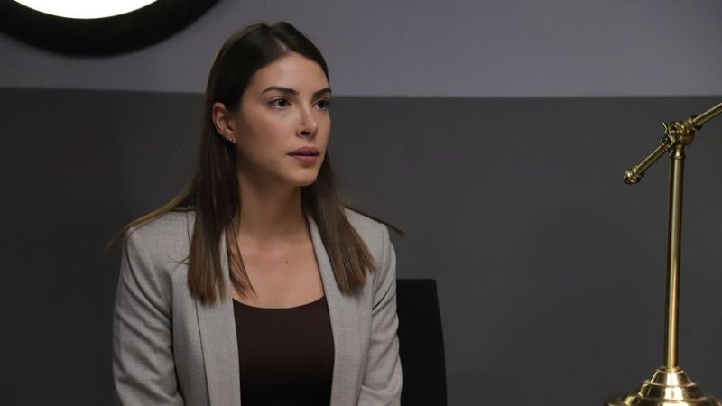 Teşkilat'ın Zehra'sı derin dekoltesi ile güneş banyosunda! 