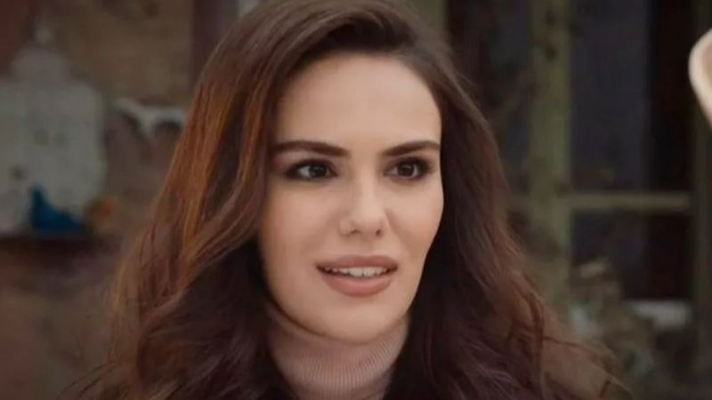 Üç Kız Kardeş dizisinin Türkan'ı yırtmaçlı eteğiyle poz verdi! Özgü Kaya'dan çok konuşulacak bacak dekoltesi