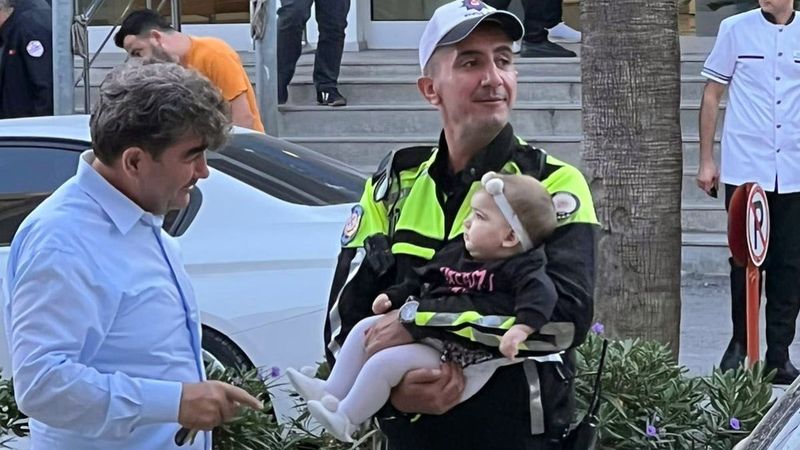 Hatay'da bebeği ağlayan sürücü anneye polis yardımı
